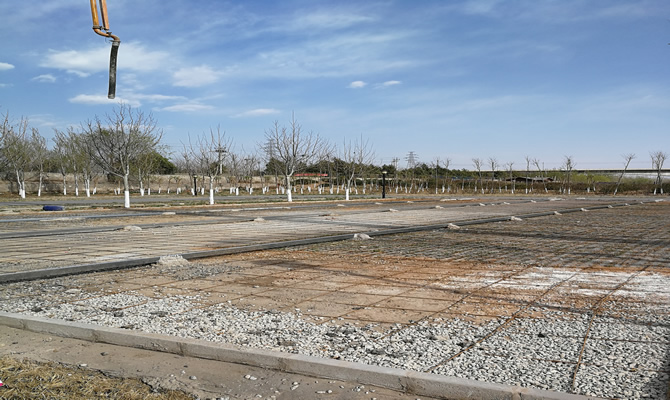 加钢筋球场基础施工